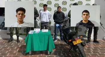 Las autoridades concertaron un pago de extorsión con los dos hombres y los capturaron.
