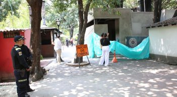 El predio rodeado de malla verde es el que se debe demoler por haberse construido sin licencia/Foto Carlos Ramírez/La Opinión
