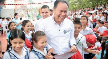 El gobernador William Villamizar entregó ayudas sociales en Sardinata y Bucarasica.