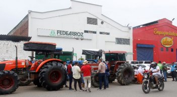 Varios cultivadores se manifestaron en las instalaciones de Fedearroz durante la mañana de ayer / Foto: Stefany Peñaloza.