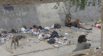 Habitantes de calle en el canal Bogotá.