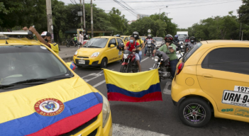 Taxistas estudian irse a paro.