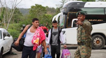 En Costa Rica los embarcaron en el bus para atravesar Panamá hasta el Darién, les prometieron que regresarían a su país desde la  frontera con Colombia. / Foto: Cortesía 