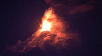 VOLCÁN EN GUATEMALA EN ERUPCIÓN 