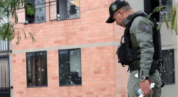 Durante horas, varios uniformados de la Unidad Antiexplosivos de la Sijín, estuvieron analizando el terreno en la búsqueda de otro artefacto explosivo. 