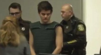 Adolescente habría matado a sus padres como parte de un plan para asesinar a Trump, según el FBI. 