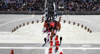 Fieles le dan su último adiós al papa Francisco. Foto: Vatican Media