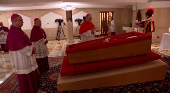 Primeras imágenes del féretro del papa Francisco, Cortesía Vaticano 