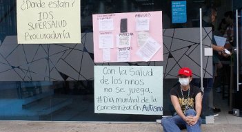 Karina Palacios se encadenó en Sanitas para exigir medicamentos para su hijo