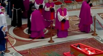 ¿Quién es la monja que se saltó el protocolo en la basílica de San Pedro para despedir al papa Francisco?