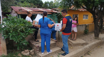 Entrega de ayudas humanitarias en barrio Antonia Santos. 