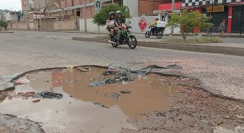 Este apenas es uno de los más de 50 huecos que tiene la vía/Foto Cortesía