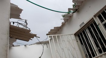 La explosión dejó los ventanales rotos de tres viviendas y parte del techo de una de ellas destruido. /Foto: Stefany Peñaloza-La Opinión