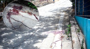 En el calle, aún se evidenciaba, ayer, el rastro de sangre de la víctima./Foto Carlos Ramírez-La Opinión
