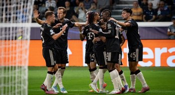 Harry Kane festeja con sus compañeros, el segundo gol en la goleada al Pafos.