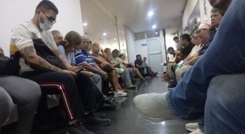 Usuarios de Nueva EPS en consulta de laboratorio clínico./Foto Orlando Carvajal