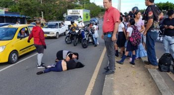 Mujer voló sobre el separador