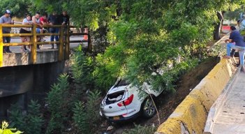 El carro cayó abajo del puente que está sobre la vía que va de Los Patios a Pinar del Río./Foto cortesía