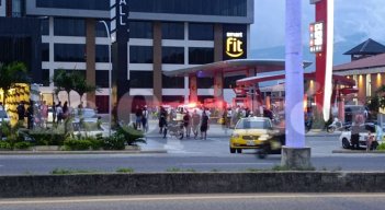 Un ataque armado en una estación de servicio de la Autopista Internacional de Villa del Rosario terminó en un intercambio de disparos en el que dos presuntos agresores fueron abatidos y un hombre resultó herido. Las autoridades investigan para establecer los móviles y las identidades de los involucrados.