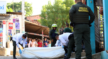 Funcionarios de medicina legal hacen levantamiento de cadaver en Cúcuta.