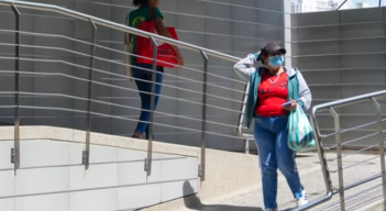 Pacientes salen del área de urgencias de la Clínica San José.