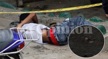 El cuerpo de Manuel Piña Chacón, de 35 años, quedó sobre la acera, cerca de una moto que arreglaba. / Foto: Stefany Peñaloza-La Opinión.