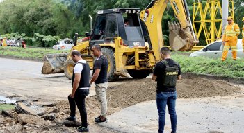 El pánico se apoderó de los alrededores de Jardín Plaza por la bomba detonada en el Anillo Vial Oriental./ Foto Carlos Ramírez-La Opinión