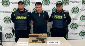 Durante el procedimientio, a Wilmer Jheison Quintero Urbina le incautaron una pistola Glock 9 milímetros y 42 cartuchos./ Foto Cortesía