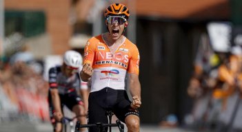 Axel Laurence (Ineos) venció en el embalaje al español Igor Arrieta (UAE-Emirates) en la tercera jornada de la Vuelta al País Vasco. 