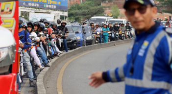 Alférez vigila tránsito durante bloqueo vial en Cúcuta.