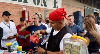 El candidato del Centro democrático a la vicepresidencia, Juan Daniel Oviedo, tomó tinto con los comerciantes de Cenabastos./Foto: Cortesía