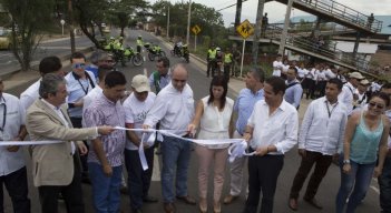 La fotografía corresponde a la inauguración de la avenida Panamericana, a cargo del Exministro Germán Vargas Lleras/Foto Archivo