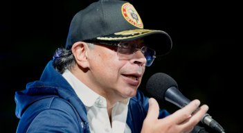 Petro insiste en que armas que asesinan en Colombia provienen de Ecuador