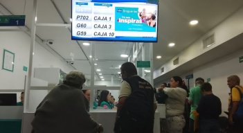 Aglomeraciones de usuarios en droguería Cafam para reclamar solo recibos de medicamentos pendientes/Foto Orlando Carvajal