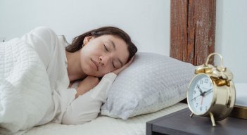 El peligro de trasnochar: descubren que una noche sin dormir altera equilibrio celular del cerebro