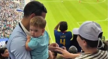 Propuesta de matrimonio en partido del Mundial. Captura de X @TribunaLibreES.
