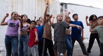 La Guerra de los Tomates: la película donde los niños derriban las fronteras.