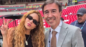 Periodista abandonó una transmisión para tomarse una foto con Shakira en el Mundial