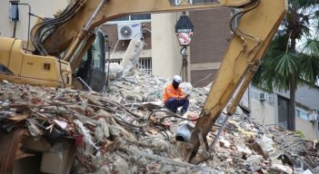 Los rescatistas intensifican la búsqueda de sobrevivientes./Foto: Carlos Ramírez/La Opinión