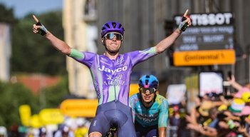 El colombiano Harold Tejada (atrás) tuvo destacada actuación en la etapa 13 del Tour de Francia, ganada por el suizo Mauro Schmid (Jayco Alula).