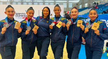 Las gimnastas cucuteñas María Jimena Mendoza (primera a la derecha) y Adriana Lucía Mantilla (segunda) brillaron con la selección Colombia en los Juegos de Santo Domingo 2026. 