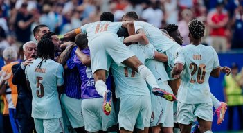 La selección francesa confirmó su favoritismo al título de la Copa del Mundo al eliminar a una desteñida Marruecos con goles de Kylian Mbappé  y Ousmane Démbelé.