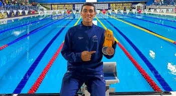 Julián Sarmiento una de las nuevas promesas de la natación nortesantandereana luce las dos medallas conquistadas en Ibagué.