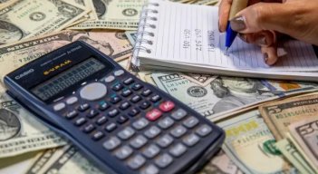 Dólar cayó por debajo de $3.300 por primera vez desde 2020