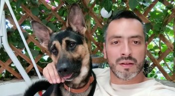 Hugo Marín, actor colombiano y su perro. Foto: IG @jorgehugomarin.