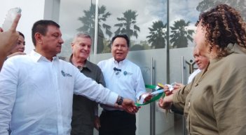 El gobernador William Villamizar y el gerente del Meoz, Hernando José Mora inauguran la torre administrativa./Foto cortesía