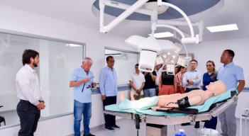 El área del quirófano simulado es uno de los espacios de alta complejidad para el entrenamiento de la toma de decisiones quirúrgicas en un entorno clínico 100 % controlado y seguro.