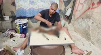 MARROQUI COMIENDO PERRO 