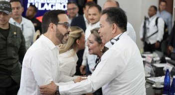 El presidente electo Abelardo de la Espriella se saluda aquí con el gobernador William Villamizar/Foto: Cortesía Juan Pablo  Bayona