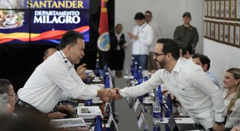 El gobernador William Villamizar y el presidente electo Abelardo de la Espriella, durante la primera Mesa de Empalme Territorial. / Foto cortesía: Juan Pablo Bayona